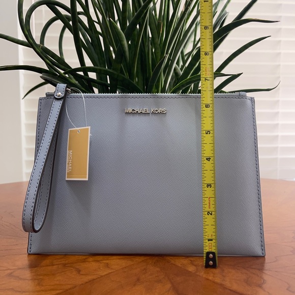 - Micheal Kors wristlet - Picture 2 of 6